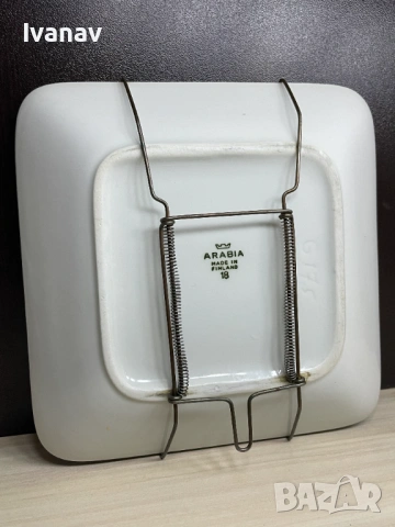 Arabia порцеланова декоративна чиния с метална поставка, снимка 4 - Колекции - 53950939