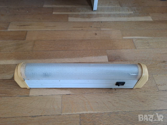 Луминисцентна лампа или осветително тяло за баня или друго помещение с ключе