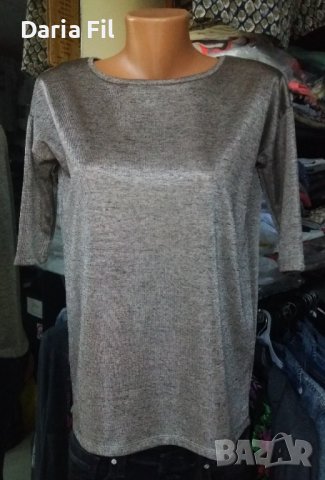 Лъскава удължена блуза в бежов меланж с 3/4 дължина на ръкава 