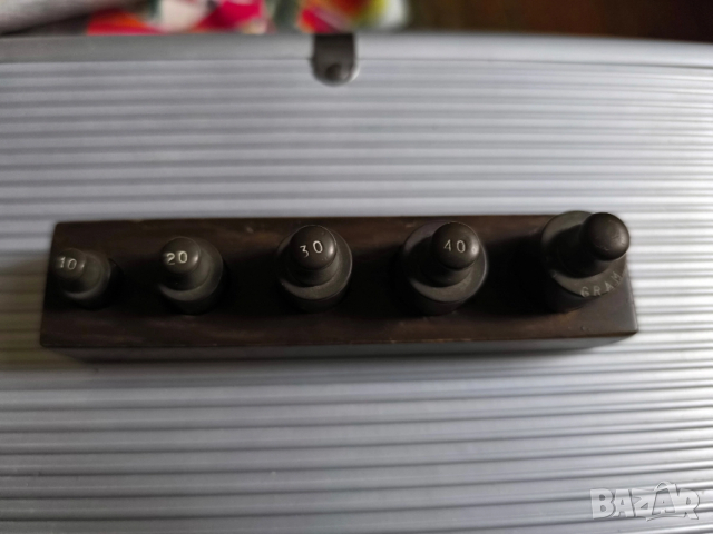 стари вносни тежести в кутия 10 20 30 40 50гр, снимка 2 - Антикварни и старинни предмети - 52981485