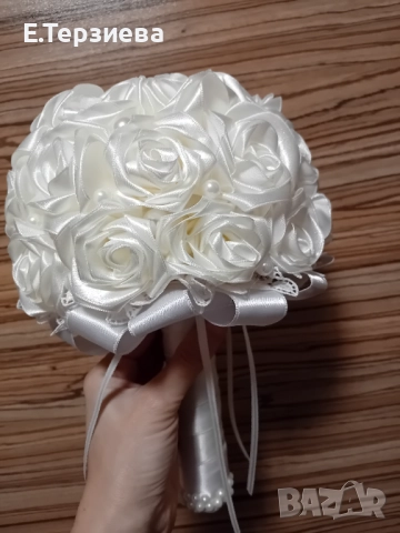 Булченски букет от бели сатенени рози, снимка 6 - Сватбени аксесоари - 52250374