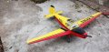 Голям ръчно изработен модел на самолет от дърво с двигател 180см.