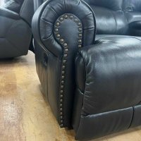 Черен кожен диван двойка с релаксиращ механизъм за крака, снимка 6 - Дивани и мека мебел - 39701203