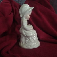Порцеланова статуетка Дама с кошница., снимка 4 - Антикварни и старинни предмети - 44727982
