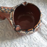 Продавам класически керамичен глинен ретро пепелник с дръжка и традиционна българска шарка, снимка 1 - Други - 39871317