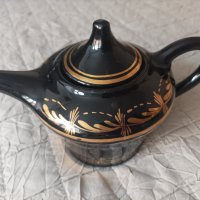 Стар порцеланов чайник с позлата , снимка 1 - Антикварни и старинни предмети - 42377892