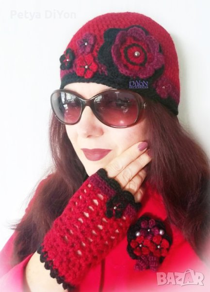 Дамски комплект ръчно плетена на една кука шапка ръкавици в червено с цветя, снимка 1