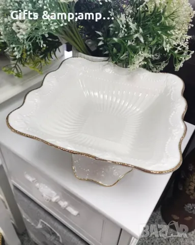 Красива порцеланова фруктиера на крак