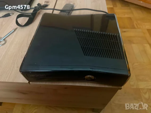 Хакнат Xbox 360 Slim + 2 Джойстика + Saitek Flight Stick + Игри, снимка 2 - Xbox конзоли - 55750354