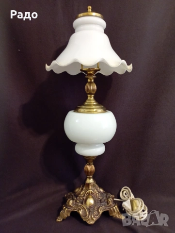 Голяма старинна лампа с красив бял стъклен абажур