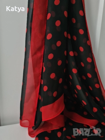 Дамски шал на точки в черно и червено, снимка 3 - Шалове - 52351203