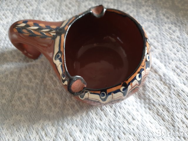 Продавам класически керамичен глинен ретро пепелник с дръжка и традиционна българска шарка