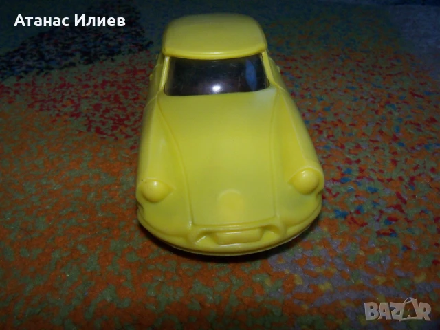 Стара пластмасова количка с инерционен двигател, соц играчка, снимка 2 - Коли, камиони, мотори, писти - 50837352