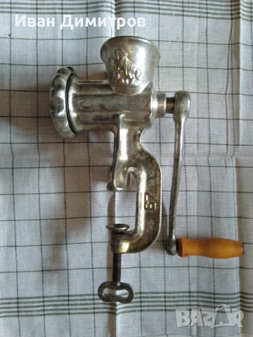 Работеща ръчна месомелачка.