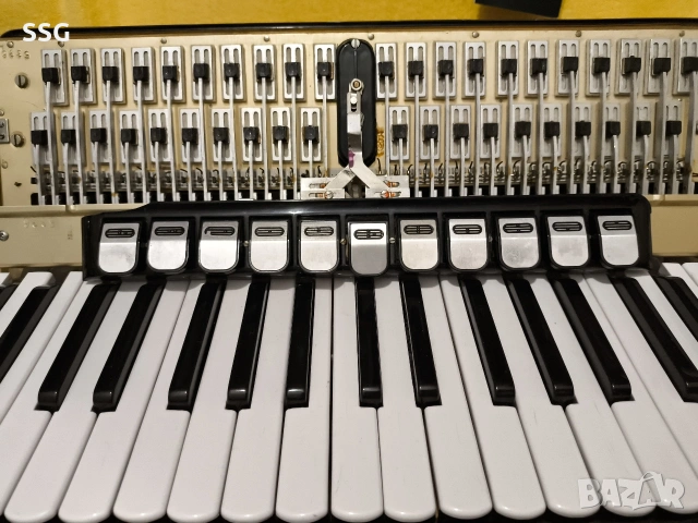 Акордеон Weltmeisyter Cantus 4, снимка 4 - Акордеони - 54021313