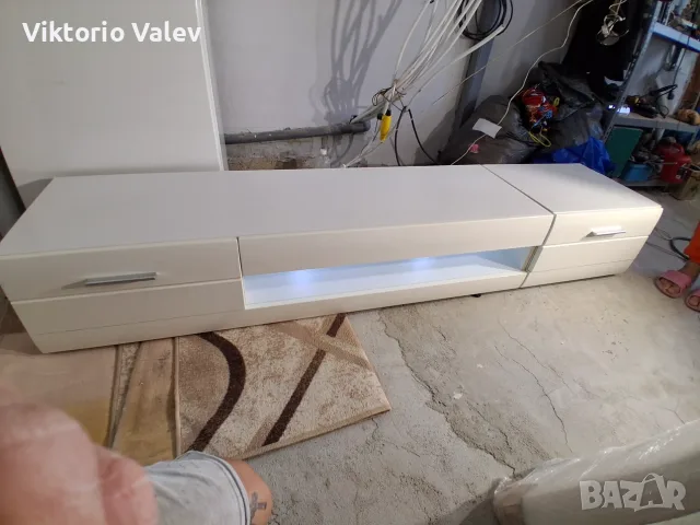 Тв шкаф с LED , и рафтове за стена 