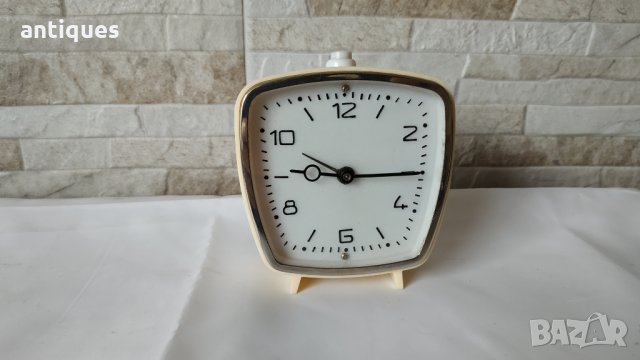 Стар часовник / будилник -Victoria 4 Rubine -Made in Romania - 1970г., снимка 2 - Антикварни и старинни предмети - 34454229