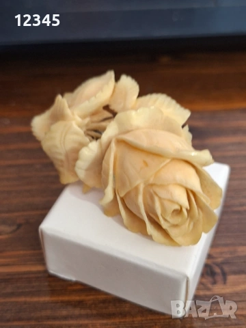 Стара релефна брошка от кост