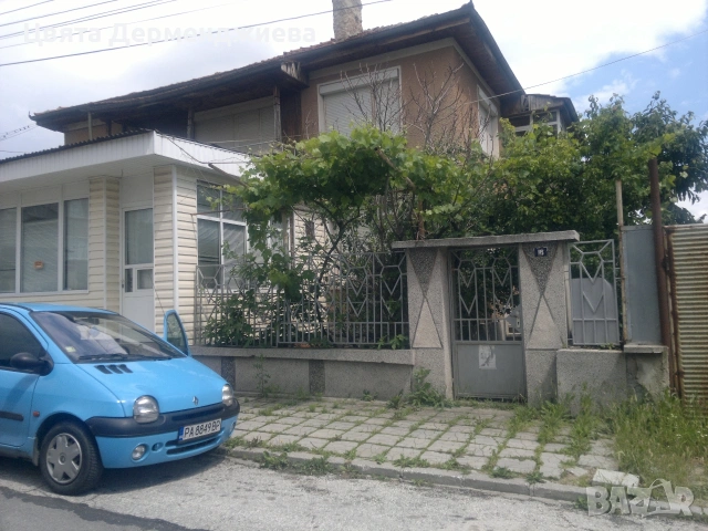 Продавам къща с гараж и магазин