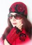 Дамски комплект ръчно плетена на една кука шапка ръкавици в червено с цветя, снимка 1 - Шалове - 42413594