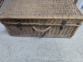голям плетен куфар в много добро състояние и кръгла маса, снимка 2