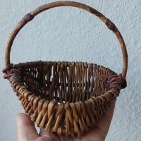 Стара дървена малка сладка плетена кръгла кошница с дръжка, снимка 6 - Други - 42335470