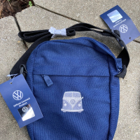 Оригинални лицензирани чанти за през рамо VW, снимка 1 - Подаръци за мъже - 44524385