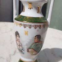 Старинна порцеланова вазичка Наполеон и Жозефина , снимка 1 - Антикварни и старинни предмети - 44343579