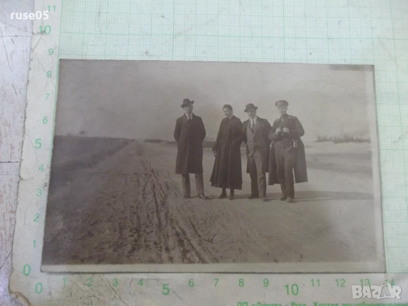 Снимка на трима мъже и една жена на разходка по пътя стара, снимка 1