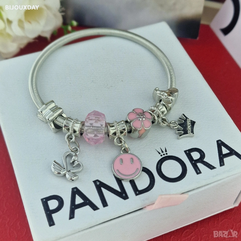 дамска гривна с розови елементи и усмихнато личице от медицинска стомана, снимка 1