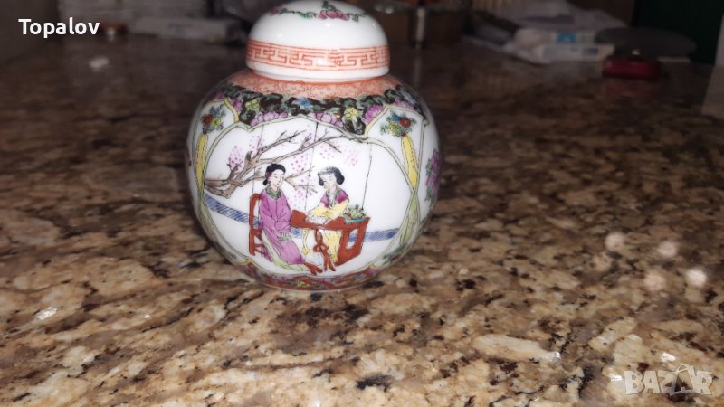 Винтидж ваза от порцелан с маркировка на Lotus Blooms Brand Porcelain, снимка 1