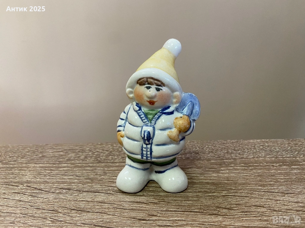 Порцеланова статуетка „Зимно момче с лопатка“, снимка 1