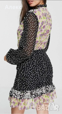 Красива рокля на точки и цветя.
