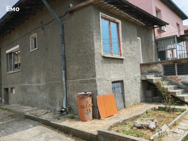 продавам монолитна къща с гараж и 2 мазета, отлично изложение и локация!, снимка 3 - Къщи - 51046493