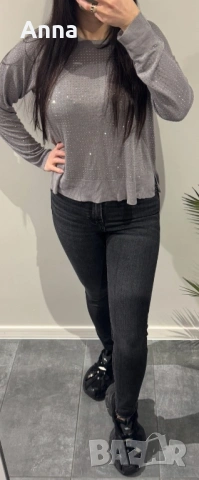 Комплект дрехи - 10€. Тесни дънки, сива блуза с камъни, черна тениска с камъни, зелена пола🔥🌸🫶🏼, снимка 2 - Други - 53917861