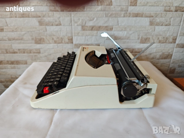 Стара пишеща машина Triumph de Luxe - 1970" год., снимка 6 - Антикварни и старинни предмети - 54363106