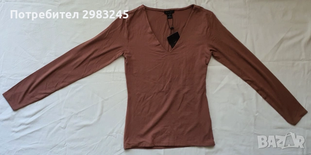 Дамска блуза с дълги ръкави и дълбоко деколте