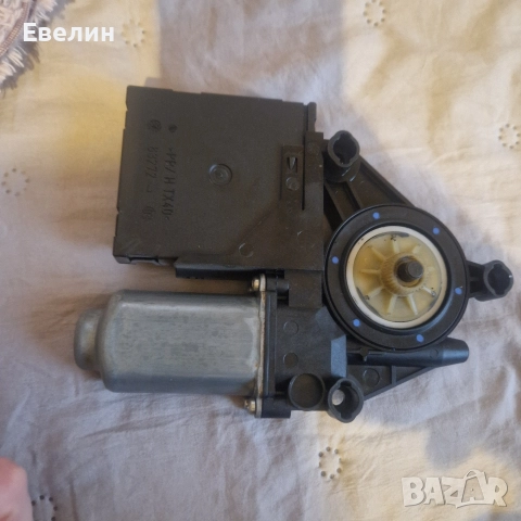 дясно моторче за управление за ел.стъкла Touran 2006г