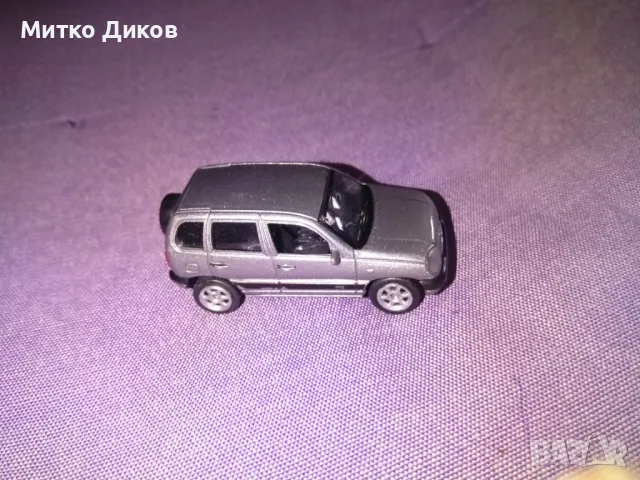 Колекционерска количка WELLY 2003 CHEVROLET NIVA  1:34, снимка 4 - Колекции - 50166021