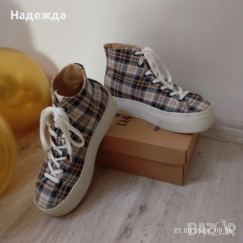 Високи сникърси Bershka