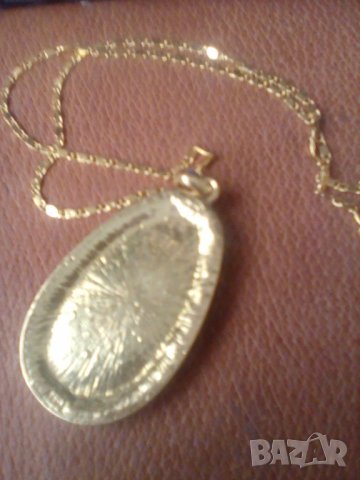 Позлатен медаьон Avon, снимка 3 - Антикварни и старинни предмети - 38802145