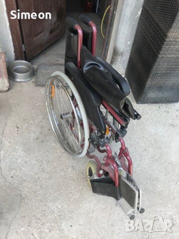 Инвалидна количка и стол с подлога
