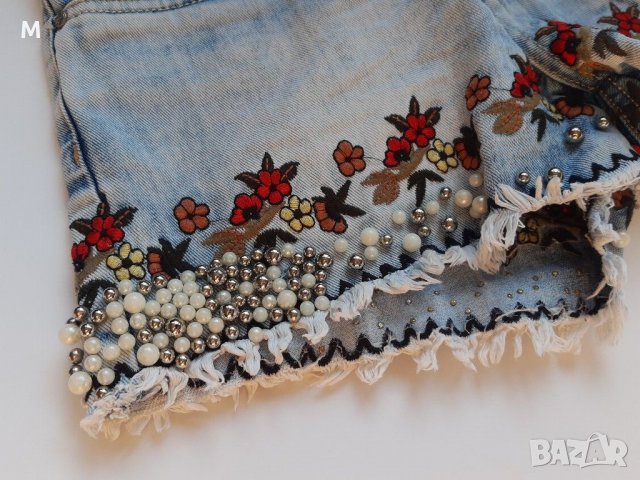 Уникални къси дамски дънкови панталонки с перли и бродерии на N.V.M. на намаление, снимка 2 - Къси панталони и бермуди - 29723592