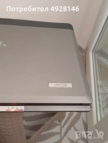 Лаптоп Asus със зарядно.