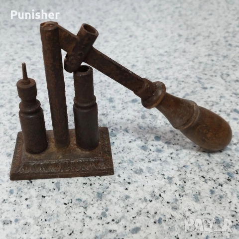 Стара ръчна машинка за правене на патрони