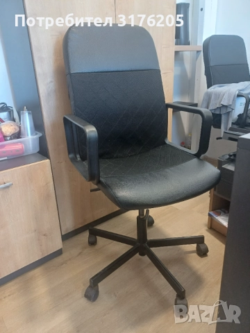 Продавам 2 бр. офис столове