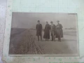 Снимка на трима мъже и една жена на разходка по пътя стара, снимка 1