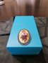 Изискана красива антикварна колекционерска порцеланова брошка , снимка 1 - Антикварни и старинни предмети - 42120564