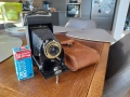 Мехов фотоапарат от края на 1930-те г. Kodak Folding Brownie Six-20 с чанта и филм, снимка 1