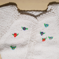 Вълнена фанела ръчно плетена и лигавче, снимка 3 - Бебешки блузки - 36497578